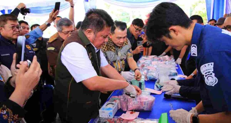 Gubernur Sumsel, Herman Deru saat pemusnahan Barang Bukti Narkotika Jaringan Internasional Malaysia-Palembang-PALI, berupa sabu seberat 45,5 kilogram, ekstasi sebanyak 9.439 butir, serta etomidate sebanyak 140 cartridge, di halaman Kantor Badan Narkotika Nasional Provinsi (BNNP) Sumsel, Kamis (18/9/2026) siang. Foto: Humas Pemprov Sumsel.