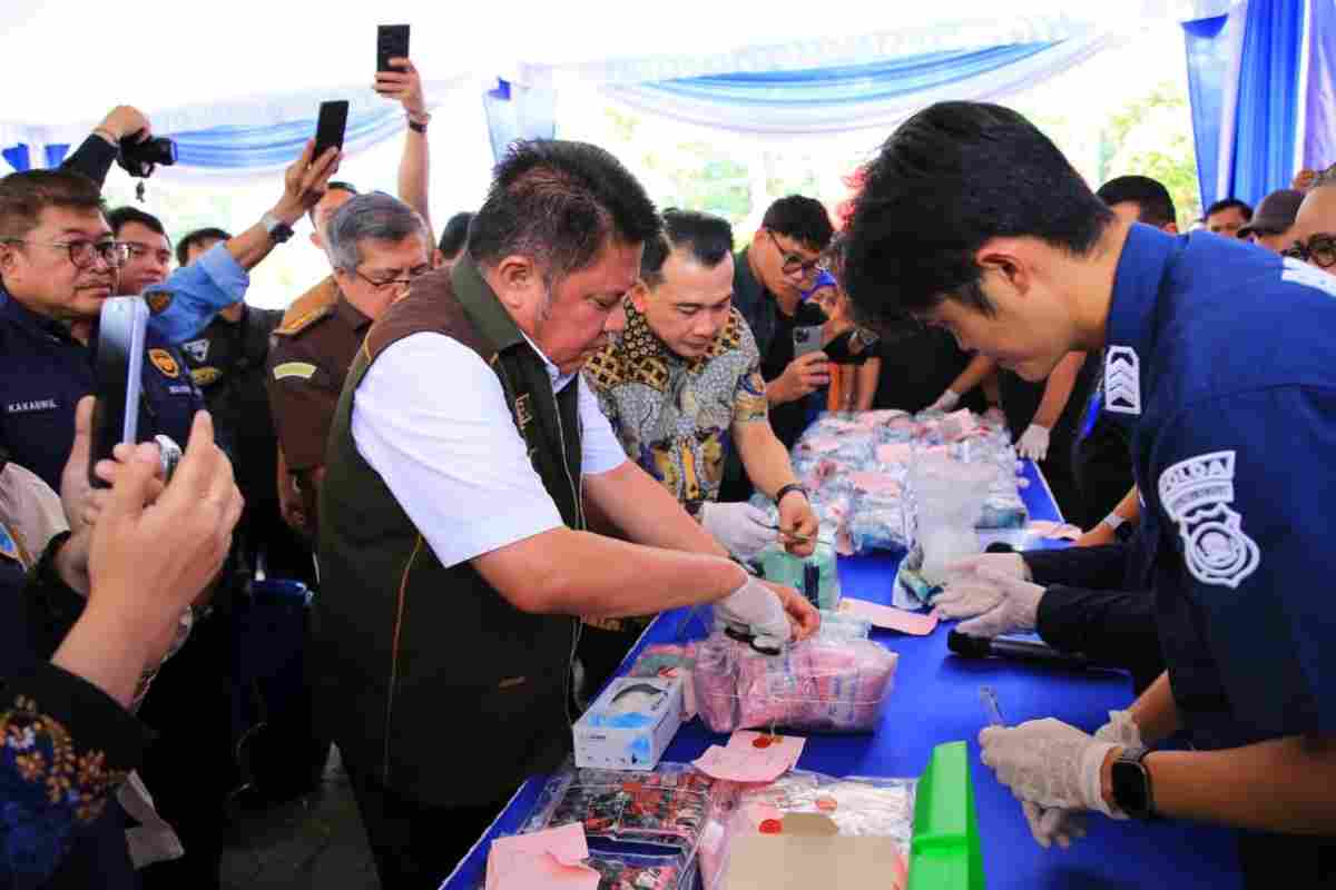 Gubernur Sumsel, Herman Deru saat pemusnahan Barang Bukti Narkotika Jaringan Internasional Malaysia-Palembang-PALI, berupa sabu seberat 45,5 kilogram, ekstasi sebanyak 9.439 butir, serta etomidate sebanyak 140 cartridge, di halaman Kantor Badan Narkotika Nasional Provinsi (BNNP) Sumsel, Kamis (18/9/2026) siang. Foto: Humas Pemprov Sumsel.