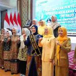 Penasihat Dewan Pimpinan Daerah (DPD) Perkumpulan Penyelenggara Pendidikan (PP) PAUD Provinsi Sumatera Selatan, Hj. Febrita Lustia Herman Deru resmi mengukuhkan Pengurus DPD PP PAUD Provinsi Sumatera Selatan Masa Bakti 2025–2030 di Griya Agung, Senin (14/9/2026). Foto: Humas Pemprov Sumsel.