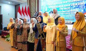 Penasihat Dewan Pimpinan Daerah (DPD) Perkumpulan Penyelenggara Pendidikan (PP) PAUD Provinsi Sumatera Selatan, Hj. Febrita Lustia Herman Deru resmi mengukuhkan Pengurus DPD PP PAUD Provinsi Sumatera Selatan Masa Bakti 2025–2030 di Griya Agung, Senin (14/9/2026). Foto: Humas Pemprov Sumsel.