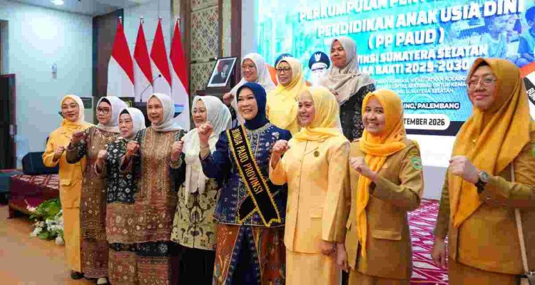 Penasihat Dewan Pimpinan Daerah (DPD) Perkumpulan Penyelenggara Pendidikan (PP) PAUD Provinsi Sumatera Selatan, Hj. Febrita Lustia Herman Deru resmi mengukuhkan Pengurus DPD PP PAUD Provinsi Sumatera Selatan Masa Bakti 2025–2030 di Griya Agung, Senin (14/9/2026). Foto: Humas Pemprov Sumsel.