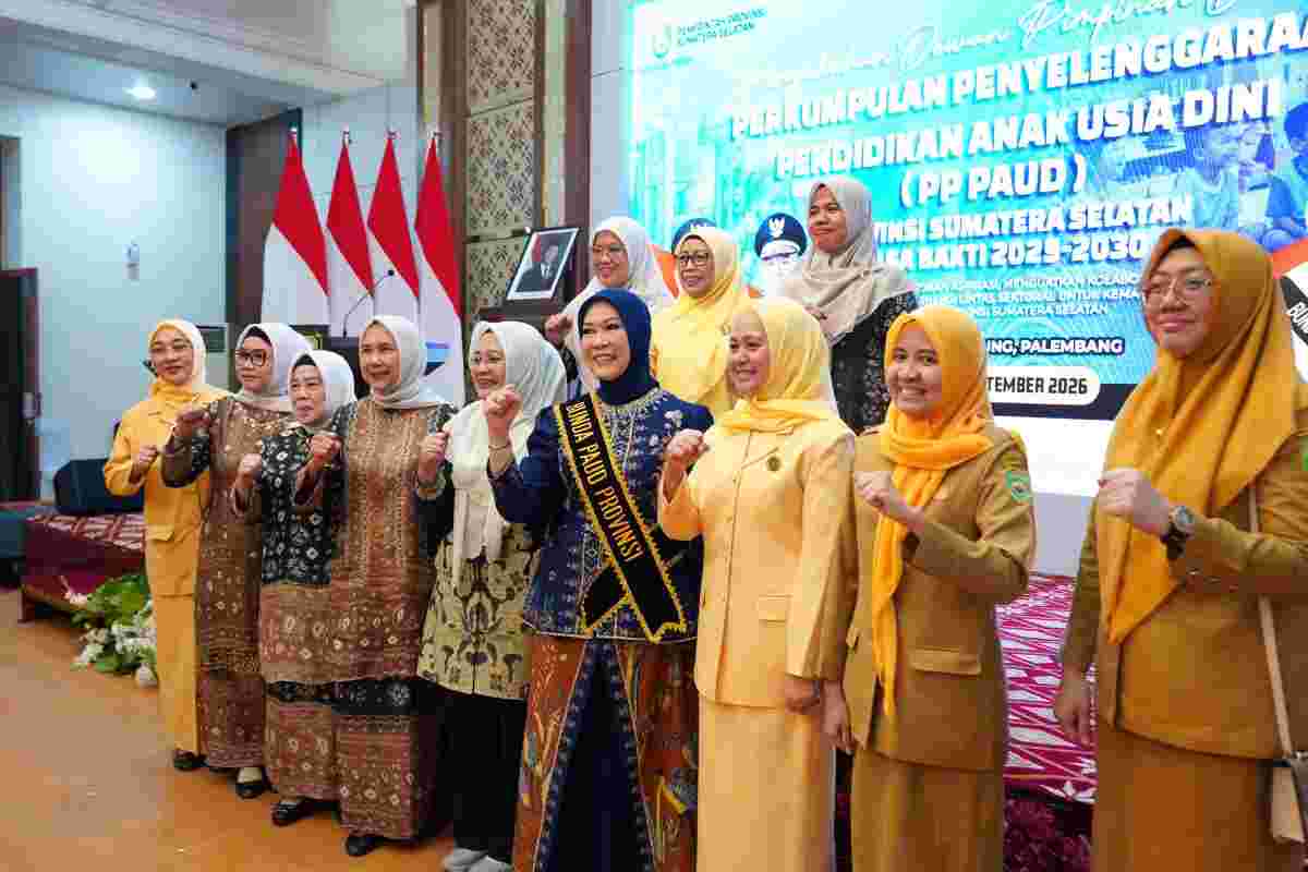 Penasihat Dewan Pimpinan Daerah (DPD) Perkumpulan Penyelenggara Pendidikan (PP) PAUD Provinsi Sumatera Selatan, Hj. Febrita Lustia Herman Deru resmi mengukuhkan Pengurus DPD PP PAUD Provinsi Sumatera Selatan Masa Bakti 2025–2030 di Griya Agung, Senin (14/9/2026). Foto: Humas Pemprov Sumsel.