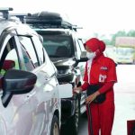Karyawan SPBU yang mengisi BBM mobil. Foto: IST/Dok Pertamina.