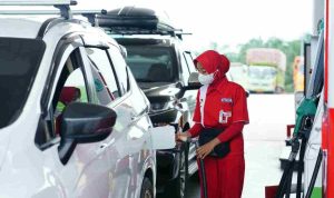 pertamina-40kb Karyawan SPBU yang mengisi BBM mobil. Foto: IST/Dok Pertamina.