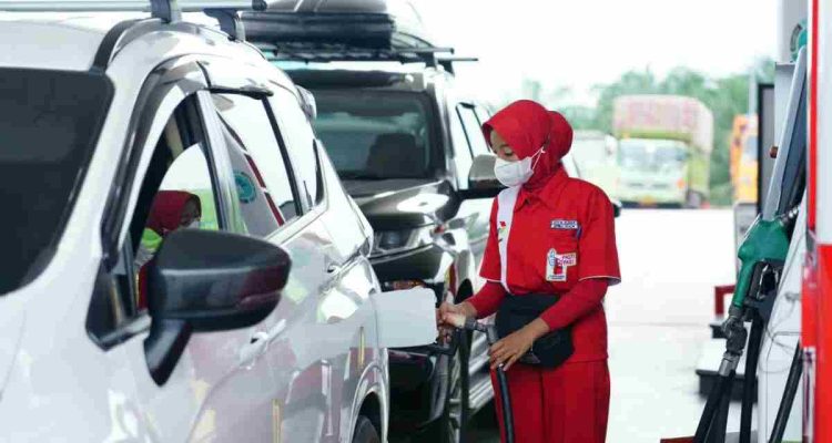 pertamina-40kb Karyawan SPBU yang mengisi BBM mobil. Foto: IST/Dok Pertamina.