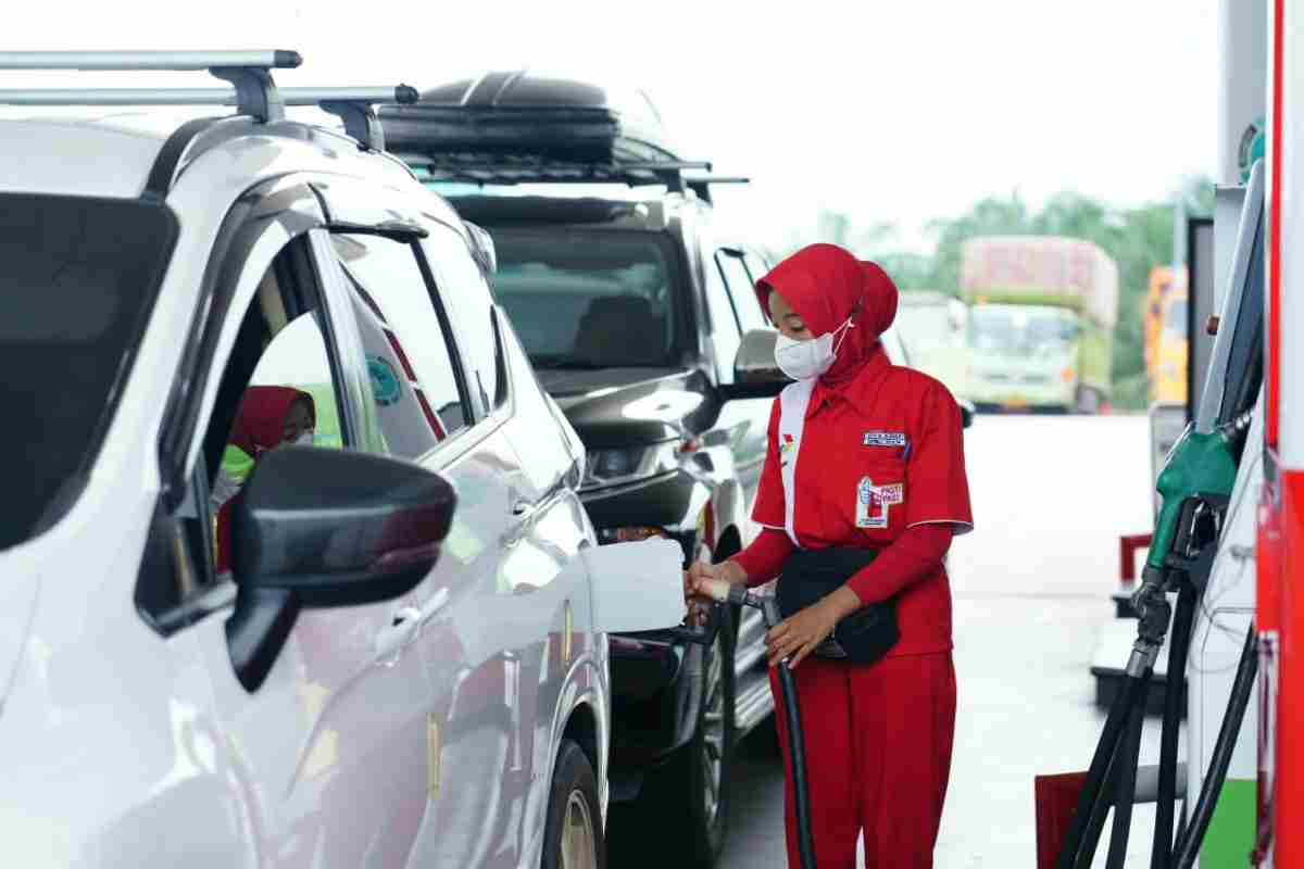 Karyawan SPBU yang mengisi BBM mobil. Foto: IST/Dok Pertamina.