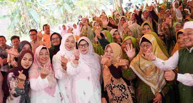 Ketua Tim Penggerak PKK Kabupaten Musi Banyuasin (Muba) Hj Patimah Toha saat menghadiri Peringatan Maulid Nabi Muhammad SAW 1448 H/2026 M, sekaligus meresmikan Rumah Zikir Pondok Pesantren (Ponpes) Nur Fikri Muslimin, Desa Peninggalan, Kecamatan Tungkal Jaya, Rabu (16/9/2026). Foto: Kominfo Muba.