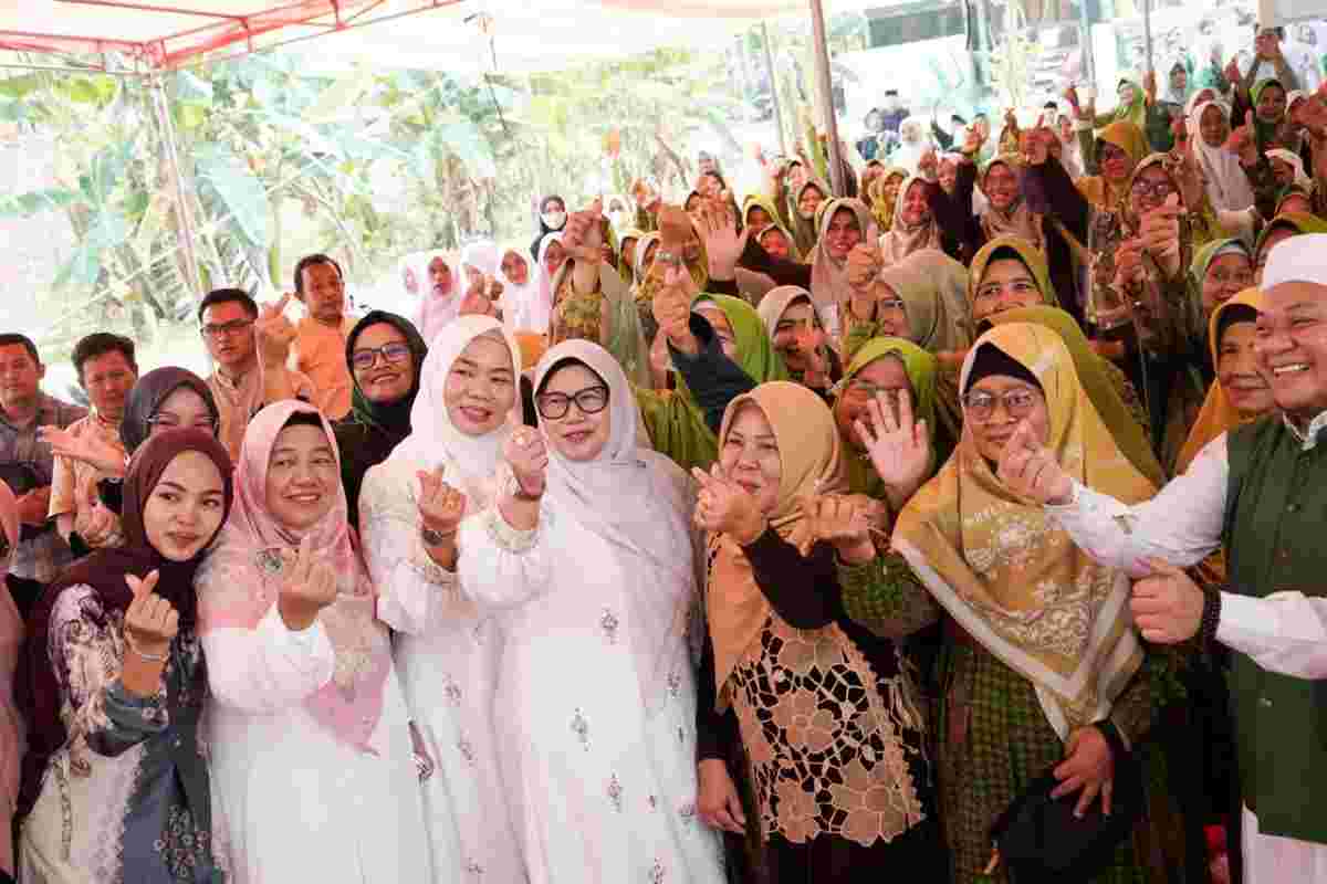Ketua Tim Penggerak PKK Kabupaten Musi Banyuasin (Muba) Hj Patimah Toha saat menghadiri Peringatan Maulid Nabi Muhammad SAW 1448 H/2026 M, sekaligus meresmikan Rumah Zikir Pondok Pesantren (Ponpes) Nur Fikri Muslimin, Desa Peninggalan, Kecamatan Tungkal Jaya, Rabu (16/9/2026). Foto: Kominfo Muba.