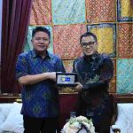Gubernur Sumatera Selatan Dr. H. Herman Deru menerima kunjungan General Manager PT PLN (Persero) Unit Induk Penyaluran dan Pusat Pengatur Beban (UIP3B) Sumatera Elvanto Yanuar Ikhsan di Griya Agung Palembang, Selasa (8/9/2026). Foto: Humas Pemprov Sumsel.