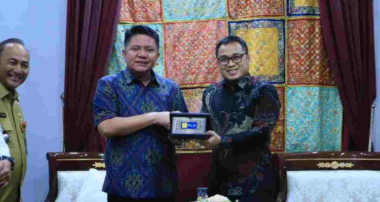 Gubernur Sumatera Selatan Dr. H. Herman Deru menerima kunjungan General Manager PT PLN (Persero) Unit Induk Penyaluran dan Pusat Pengatur Beban (UIP3B) Sumatera Elvanto Yanuar Ikhsan di Griya Agung Palembang, Selasa (8/9/2026). Foto: Humas Pemprov Sumsel.
