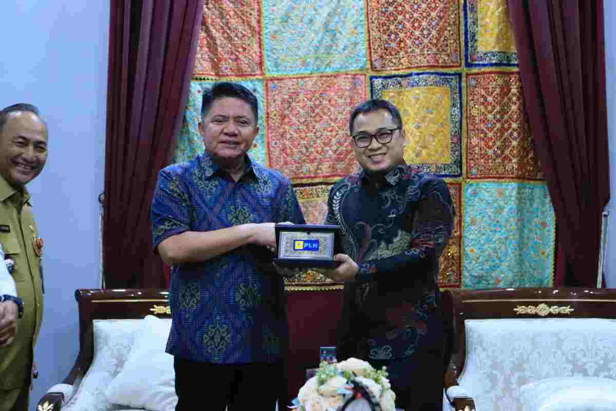 Gubernur Sumatera Selatan Dr. H. Herman Deru menerima kunjungan General Manager PT PLN (Persero) Unit Induk Penyaluran dan Pusat Pengatur Beban (UIP3B) Sumatera Elvanto Yanuar Ikhsan di Griya Agung Palembang, Selasa (8/9/2026). Foto: Humas Pemprov Sumsel.