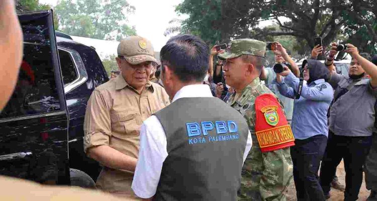 Wali Kota Palembang, Drs. Ratu Dewa, MSi mendampingi Menteri Koordinator Bidang Politik dan Keamanan (Menko Polkam) Jenderal TNI (Purn.) Djamari Chaniago dalam kunjungan kerja ke Provinsi Sumatera Selatan, Jumat (18/9/2026). Foto: Kominfo Palembang.