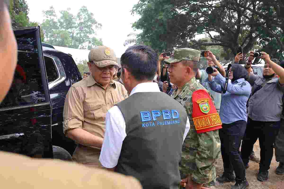 Wali Kota Palembang, Drs. Ratu Dewa, MSi mendampingi Menteri Koordinator Bidang Politik dan Keamanan (Menko Polkam) Jenderal TNI (Purn.) Djamari Chaniago dalam kunjungan kerja ke Provinsi Sumatera Selatan, Jumat (18/9/2026). Foto: Kominfo Palembang.