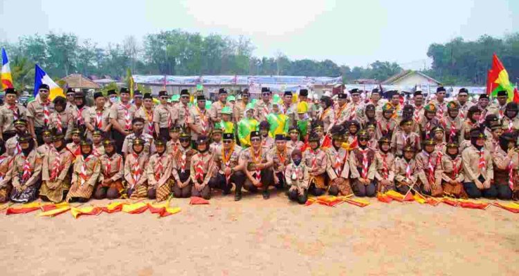 Bupati Muba, Hm Toha bersama anggota Pramuka usai menjadi pembina upacara peringatan Hari Pramuka ke-65 Tingkat Kwartir Cabang Gerakan Pramuka Muba di Lapangan Andriyadi Water Park, Kecamatan Keluang, Senin (14/9/2026). Foto: Kominfo Muba.