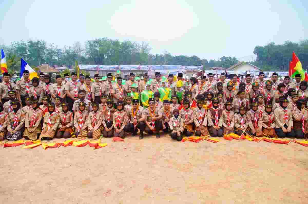 Bupati Muba, Hm Toha bersama anggota Pramuka usai menjadi pembina upacara peringatan Hari Pramuka ke-65 Tingkat Kwartir Cabang Gerakan Pramuka Muba di Lapangan Andriyadi Water Park, Kecamatan Keluang, Senin (14/9/2026). Foto: Kominfo Muba.