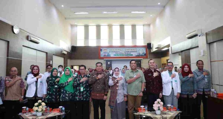 Pj Sekretaris Daerah (Sekda) Kota Palembang, Kgs. H. Sulaiman Amin, membuka Survei Akreditasi Rumah Sakit Umum Daerah (RSUD) Palembang BARI yang dilaksanakan di RSUD Palembang BARI, Kamis (10/9/2026). Foto: Kominfo Palembang.