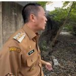 Walikota Palembang, Ratu Dewa melihat Sungai Nangko yang dipenuhi sampah di Alang-alang Lebar, Senin (21/9/2026). Foto: screenshot IIG Ratu Dewa.