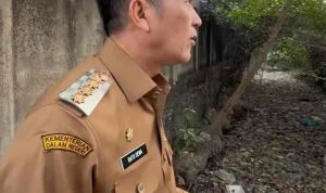 Walikota Palembang, Ratu Dewa melihat Sungai Nangko yang dipenuhi sampah di Alang-alang Lebar, Senin (21/9/2026). Foto: screenshot IIG Ratu Dewa.