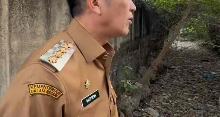 Walikota Palembang, Ratu Dewa melihat Sungai Nangko yang dipenuhi sampah di Alang-alang Lebar, Senin (21/9/2026). Foto: screenshot IIG Ratu Dewa.