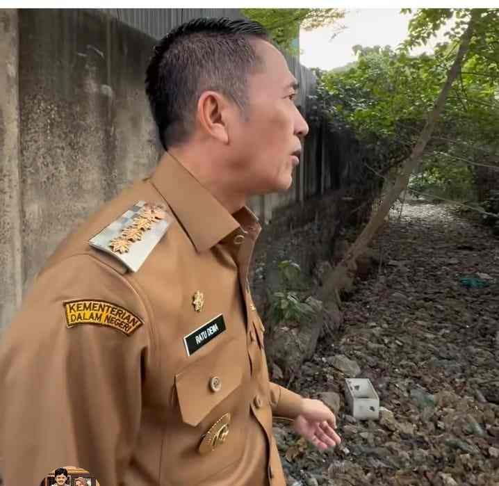 Walikota Palembang, Ratu Dewa melihat Sungai Nangko yang dipenuhi sampah di Alang-alang Lebar, Senin (21/9/2026). Foto: screenshot IIG Ratu Dewa.