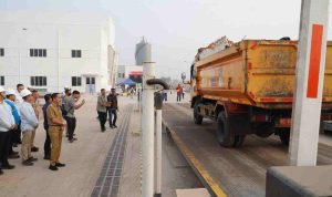 sampah-40kb Walikota Palembang, Ratu Dewa menyaksikan pengiriman sampah perdana ke PSEL Keramasan, Kertapati, Selasa (1/9/2026). Foto: Kominfo Palembang.
