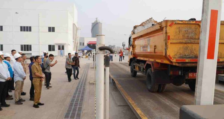 Walikota Palembang, Ratu Dewa menyaksikan pengiriman sampah perdana ke PSEL Keramasan, Kertapati, Selasa (1/9/2026). Foto: Kominfo Palembang.