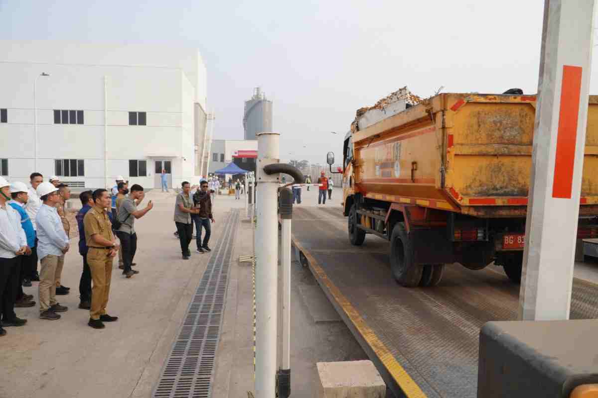 Walikota Palembang, Ratu Dewa menyaksikan pengiriman sampah perdana ke PSEL Keramasan, Kertapati, Selasa (1/9/2026). Foto: Kominfo Palembang.