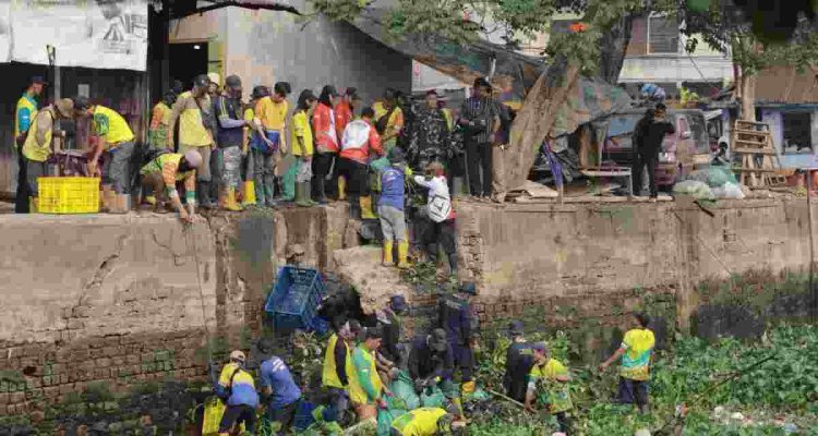 Kodim 0418/Palembang berkolaborasi dengan Pemerintah Kota Palembang menggelar kegiatan Indonesia Asri 2026 dengan melakukan pembersihan aliran Sungai Sekanak, Jumat (25/9/2026). Foto: Kominfo Palembang.