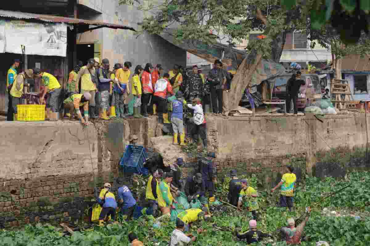 Kodim 0418/Palembang berkolaborasi dengan Pemerintah Kota Palembang menggelar kegiatan Indonesia Asri 2026 dengan melakukan pembersihan aliran Sungai Sekanak, Jumat (25/9/2026). Foto: Kominfo Palembang.