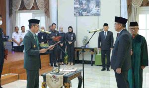 Walikota Palembang, Ratu Dewa melantik Pj Sekda Palembang, Selaiman Amin. Foto: Kominfo Palembang.