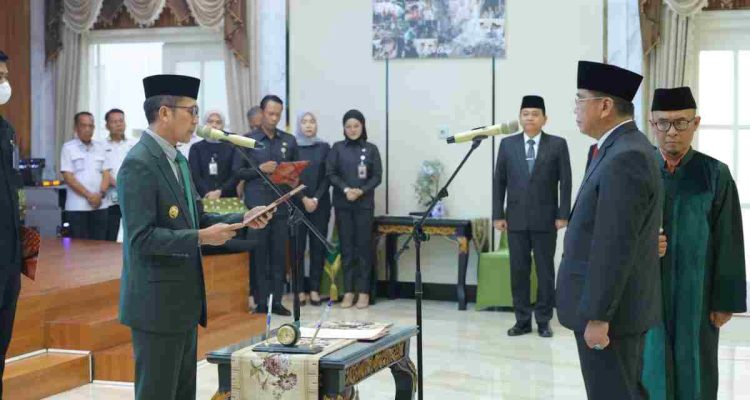 Walikota Palembang, Ratu Dewa melantik Pj Sekda Palembang, Selaiman Amin. Foto: Kominfo Palembang.