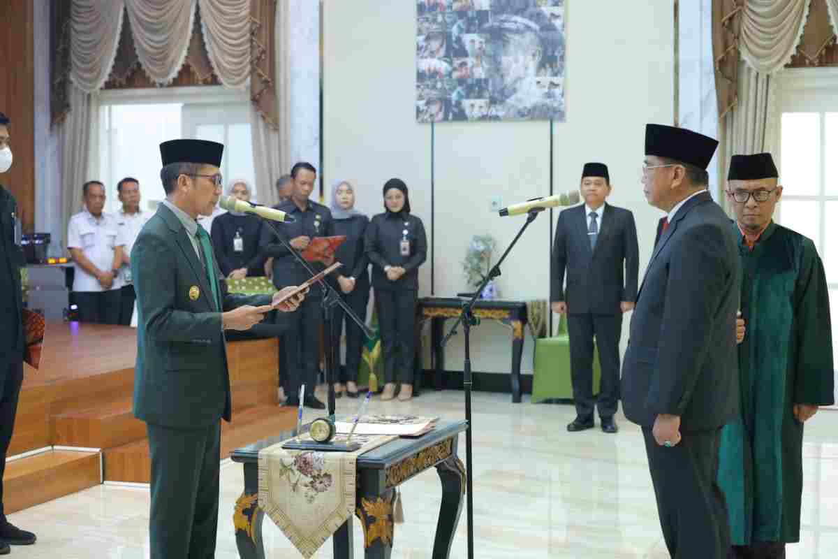 Walikota Palembang, Ratu Dewa melantik Pj Sekda Palembang, Selaiman Amin. Foto: Kominfo Palembang.