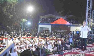 Ustaz Abdul Somat memberikan ceramah pada Maulid Nabi Muhammad dan Pengukuhan Forum Ulama-Umaroh di pelataran BKB, Minggu (27/9/2026) malam. Foto" Kominfo Palembang.