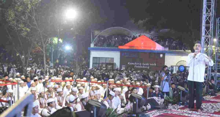 Ustaz Abdul Somat memberikan ceramah pada Maulid Nabi Muhammad dan Pengukuhan Forum Ulama-Umaroh di pelataran BKB, Minggu (27/9/2026) malam. Foto" Kominfo Palembang.