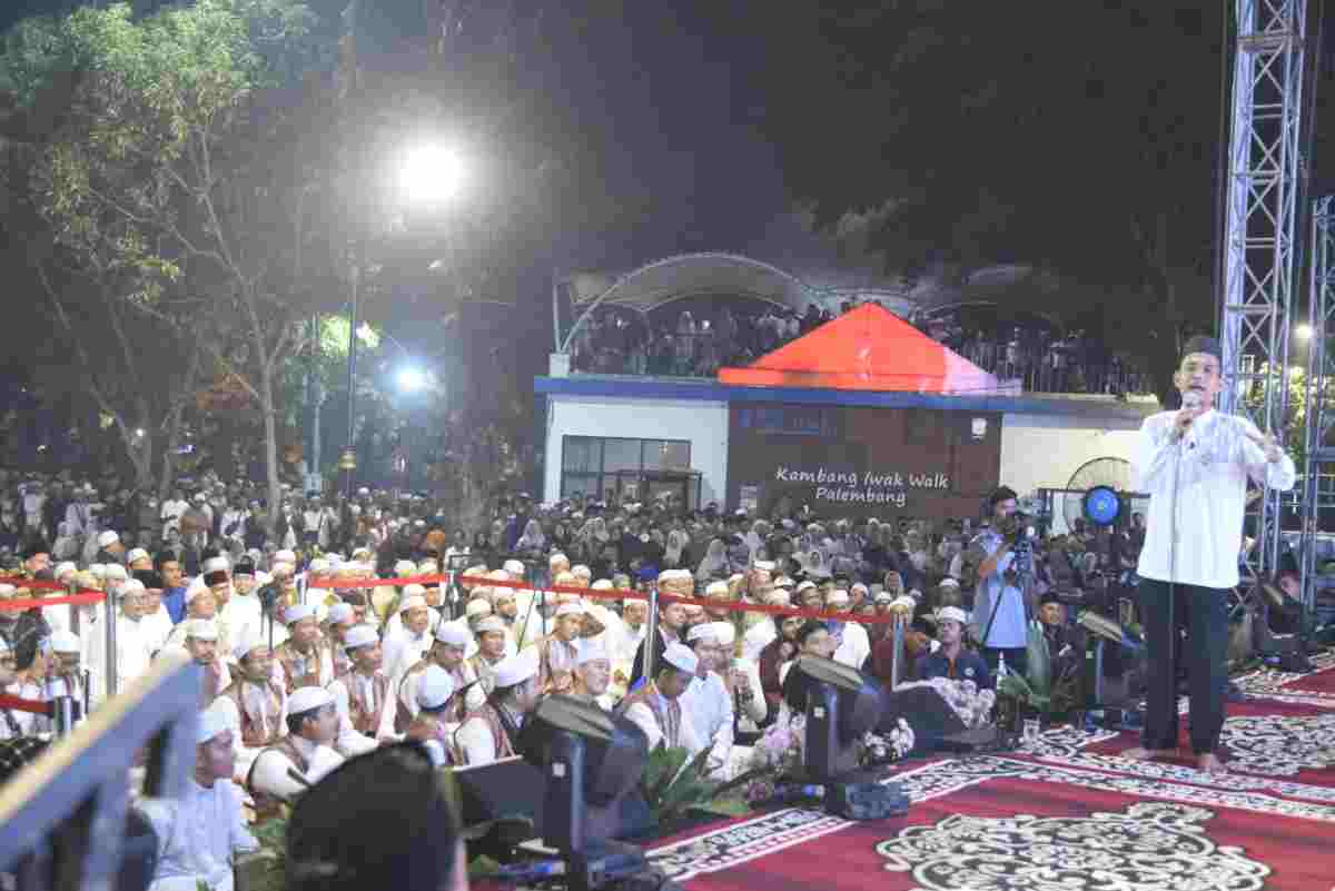Ustaz Abdul Somat memberikan ceramah pada Maulid Nabi Muhammad dan Pengukuhan Forum Ulama-Umaroh di pelataran BKB, Minggu (27/9/2026) malam. Foto" Kominfo Palembang.