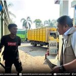 Gubernur Sumsel, Herman Deru dialog dengan sopir truk yang antre di SPBU simpang bandara SMB II Palembang, Selalsa (15/9/2026). Foto: Humas Pemprov Sumsel.