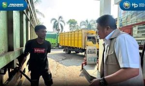 Gubernur Sumsel, Herman Deru dialog dengan sopir truk yang antre di SPBU simpang bandara SMB II Palembang, Selalsa (15/9/2026). Foto: Humas Pemprov Sumsel.
