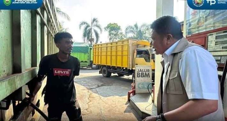Gubernur Sumsel, Herman Deru dialog dengan sopir truk yang antre di SPBU simpang bandara SMB II Palembang, Selalsa (15/9/2026). Foto: Humas Pemprov Sumsel.