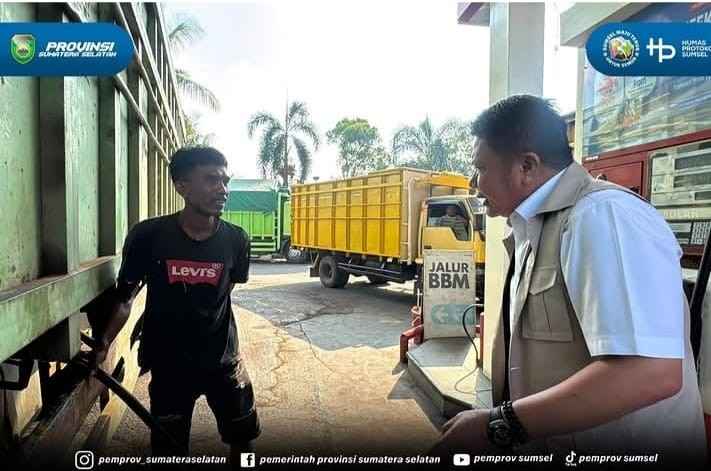 Gubernur Sumsel, Herman Deru dialog dengan sopir truk yang antre di SPBU simpang bandara SMB II Palembang, Selalsa (15/9/2026). Foto: Humas Pemprov Sumsel.