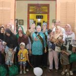 Ketua TP PKK Kota Palembang, Hj Dewi Sastrani saat membagikan 340 paket kepada 19 posyandu di Kecamatan Seberang Ulu I,. Selasa (15/9/2026). Foto: Kominfo Palembang.