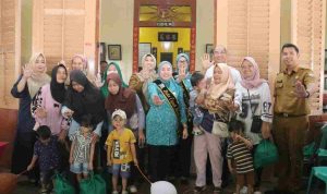 Ketua TP PKK Kota Palembang, Hj Dewi Sastrani saat membagikan 340 paket kepada 19 posyandu di Kecamatan Seberang Ulu I,. Selasa (15/9/2026). Foto: Kominfo Palembang.