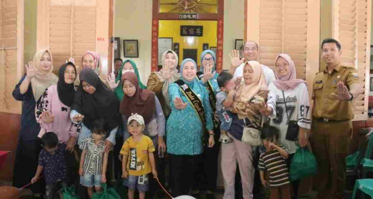 Ketua TP PKK Kota Palembang, Hj Dewi Sastrani saat membagikan 340 paket kepada 19 posyandu di Kecamatan Seberang Ulu I,. Selasa (15/9/2026). Foto: Kominfo Palembang.