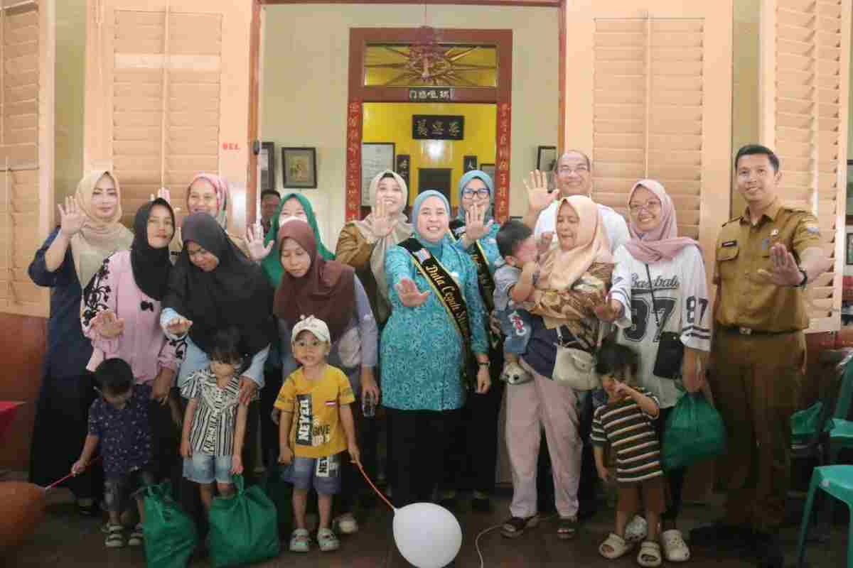 Ketua TP PKK Kota Palembang, Hj Dewi Sastrani saat membagikan 340 paket kepada 19 posyandu di Kecamatan Seberang Ulu I,. Selasa (15/9/2026). Foto: Kominfo Palembang.
