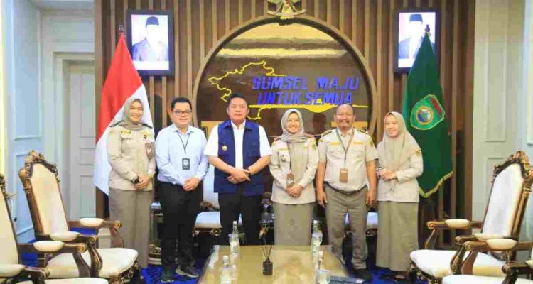 Gubernur Sumatera Selatan (Sumsel) Dr. H. Herman Deru menerima audiensi Kepala Balai Karantina Hewan, Ikan, dan Tumbuhan (HIT) Sumsel Sri Endah Ekandari beserta jajaran dalam rangka silaturahmi di Ruang Tamu Gubernur Sumsel, Senin (1/9/2026). Foto: Humas Pemprov Sumsel.