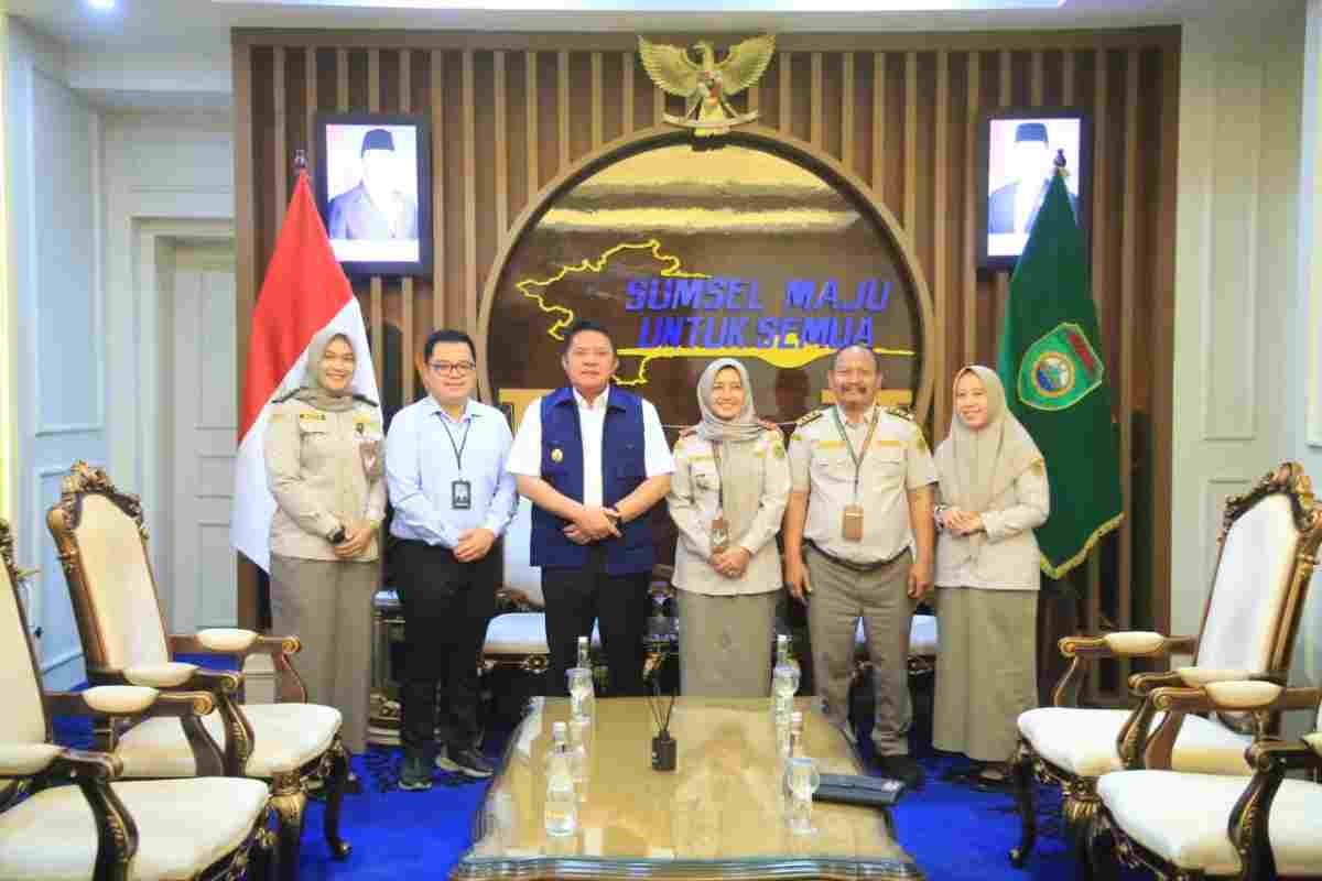 Gubernur Sumatera Selatan (Sumsel) Dr. H. Herman Deru menerima audiensi Kepala Balai Karantina Hewan, Ikan, dan Tumbuhan (HIT) Sumsel Sri Endah Ekandari beserta jajaran dalam rangka silaturahmi di Ruang Tamu Gubernur Sumsel, Senin (1/9/2026). Foto: Humas Pemprov Sumsel.