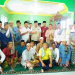 Usai melaksanakan salat Jumat dalam kunjungan kerjanya di Kecamatan Lais, Bupati Musi Banyuasin HM Toha Tohet, SH menyempatkan diri bersilaturahmi dan menyapa langsung masyarakat Desa Tanjung Agung Timur, Jumat (4/9/2026). Foto: Kominfo Muba.