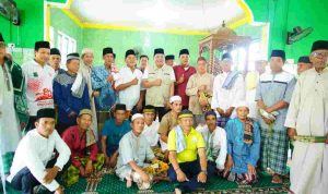 Usai melaksanakan salat Jumat dalam kunjungan kerjanya di Kecamatan Lais, Bupati Musi Banyuasin HM Toha Tohet, SH menyempatkan diri bersilaturahmi dan menyapa langsung masyarakat Desa Tanjung Agung Timur, Jumat (4/9/2026). Foto: Kominfo Muba.