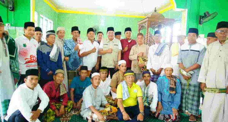 Usai melaksanakan salat Jumat dalam kunjungan kerjanya di Kecamatan Lais, Bupati Musi Banyuasin HM Toha Tohet, SH menyempatkan diri bersilaturahmi dan menyapa langsung masyarakat Desa Tanjung Agung Timur, Jumat (4/9/2026). Foto: Kominfo Muba.