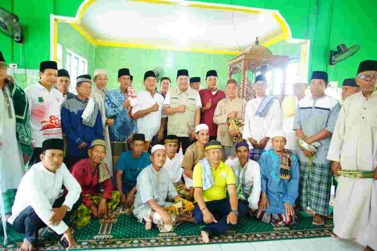 Usai melaksanakan salat Jumat dalam kunjungan kerjanya di Kecamatan Lais, Bupati Musi Banyuasin HM Toha Tohet, SH menyempatkan diri bersilaturahmi dan menyapa langsung masyarakat Desa Tanjung Agung Timur, Jumat (4/9/2026). Foto: Kominfo Muba.