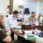 Gupati Muba, HM Toha saat meimpin Rapat Evaluasi Penanganan Karhutbunlah yang digelar BPBD Muba, Selasa (9/9/2026) di ruang rapat Serasan Sekate. Foto: Kominfo Muba.
